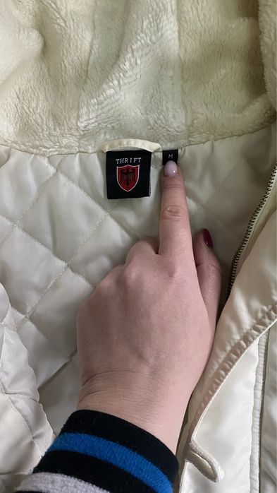 Куртка тепла, капюшон на меху. Може бути як чоловіча так і жіноча