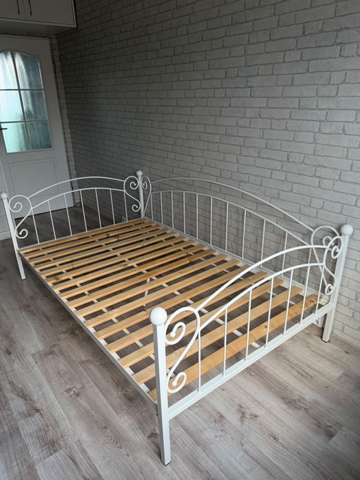 Łóżka białe metaloplastyka