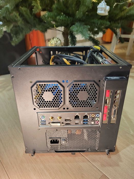 Mini Cube Gaming PC / GTX 1080 / i7-7700 / 16Gb / 4Tb