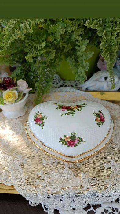 Шкатулка яйцо комод для украшений Royal Albert  пуфик шкатулка