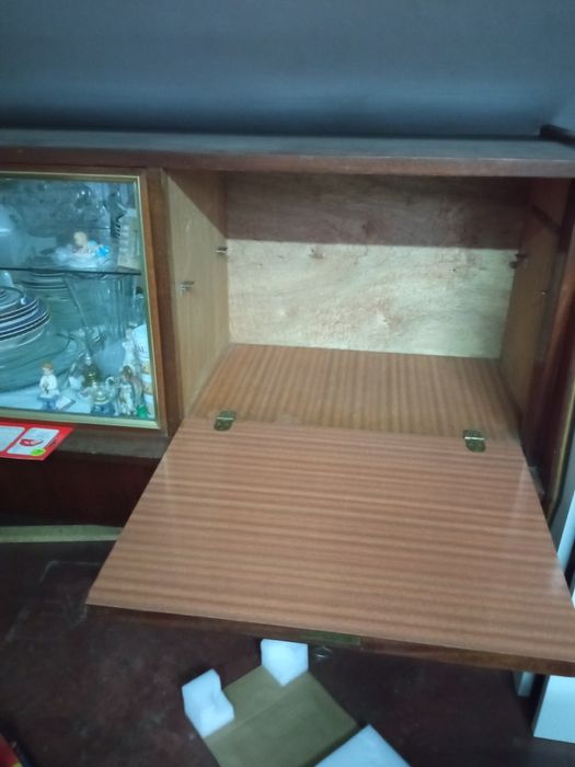 Aparador de sala com vitrine