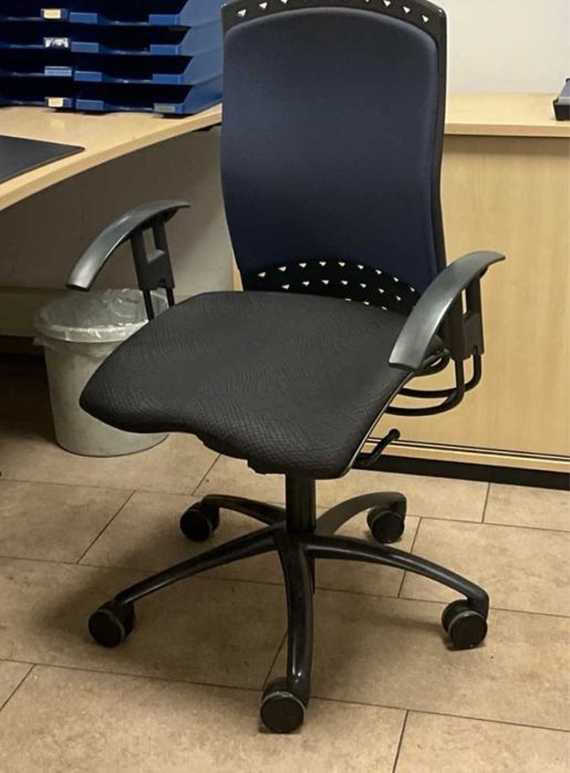 Biurko -wyposazenie biura