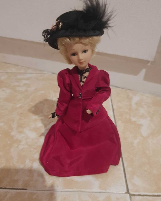 ama de Época em porcelana Mrs. Erlynne
