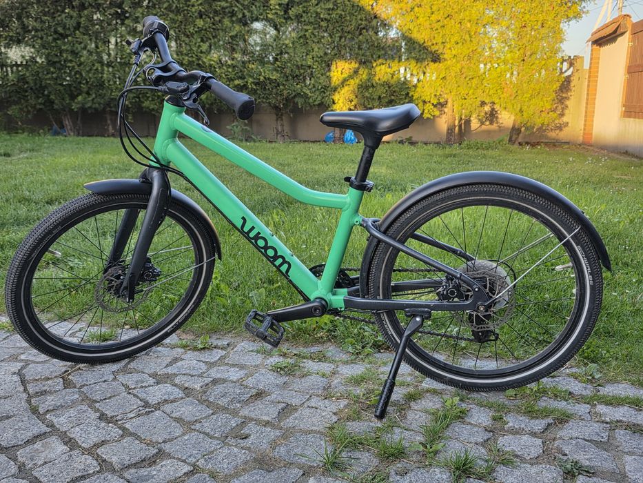 Woom 4 Explore Zielony z błotnikami i nóżką hamulce tarczowe