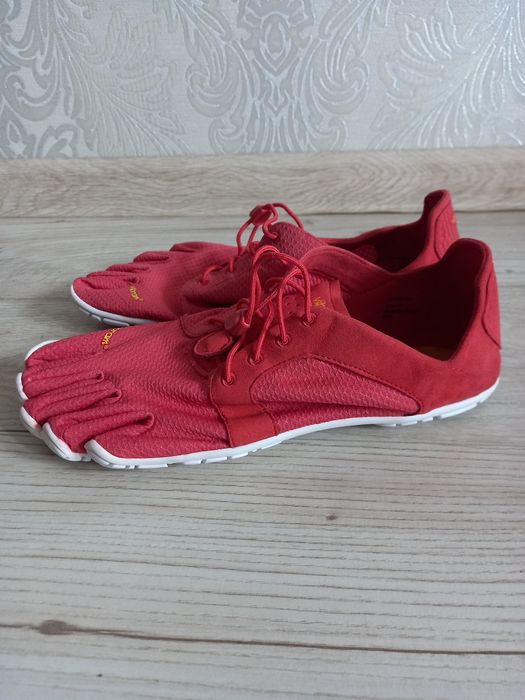 Продам кроссовки FIVEFINGERS