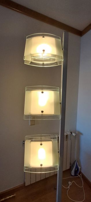 Candeeiro de pé com 3 lampadas