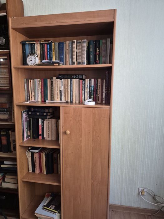 Книжкова шафа в кімнату самовивіз