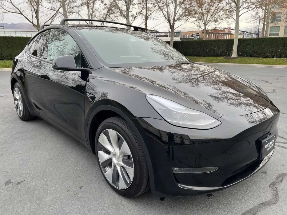Tesla Model Y      2023