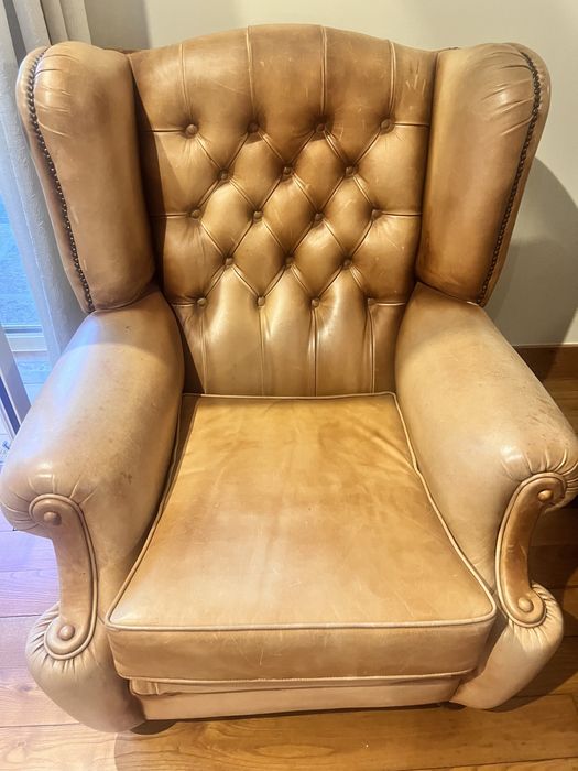 2 Cadeirão clássico estilo Chesterfield com capitonê
