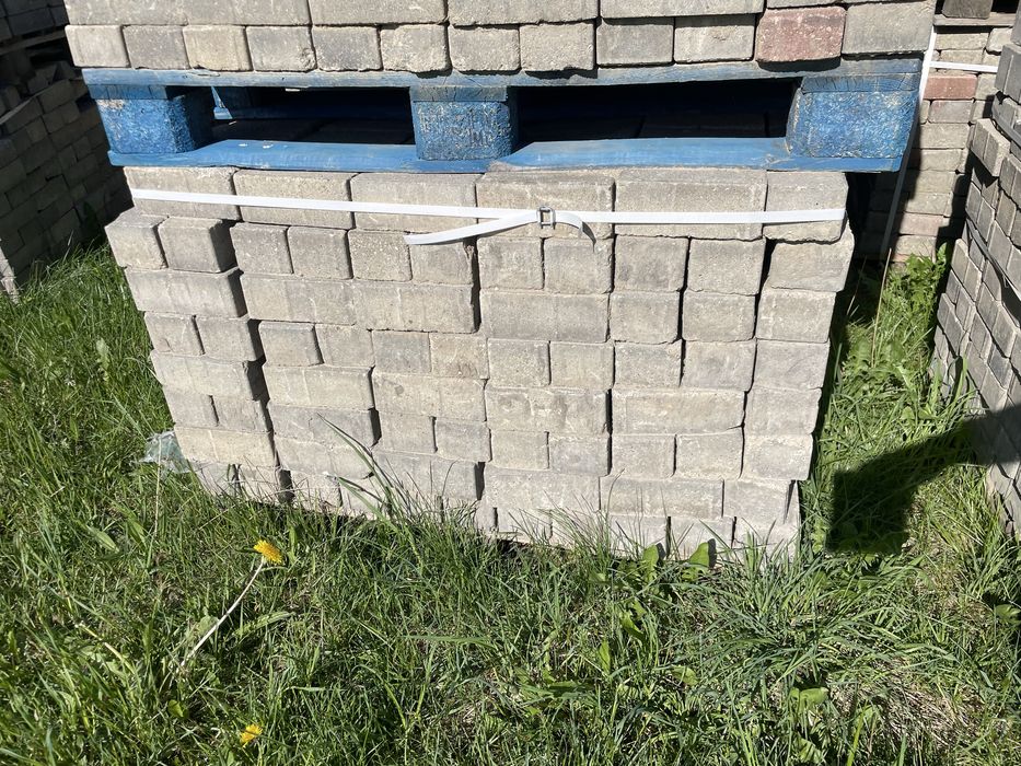Kostka brukowa okazja uzywana na paletach zbandowana