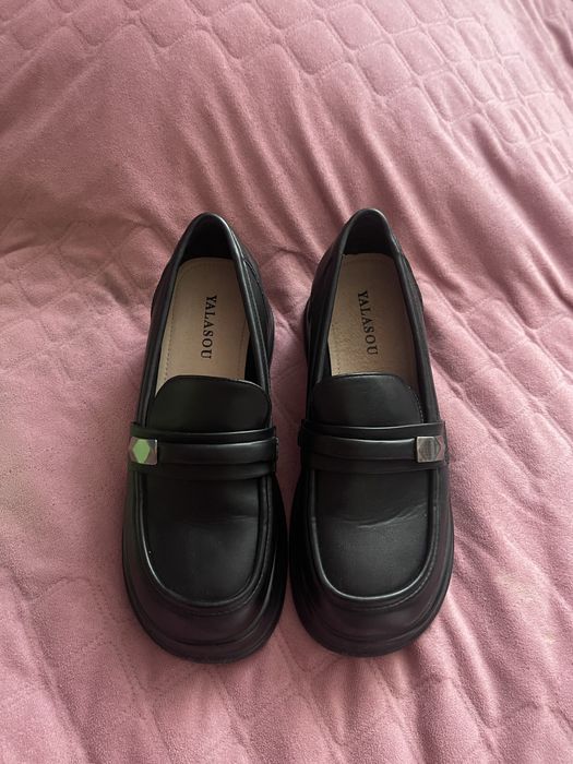 Лофери, чорного кольору