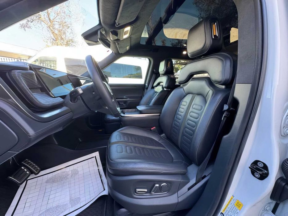 Rivian R1S      2022