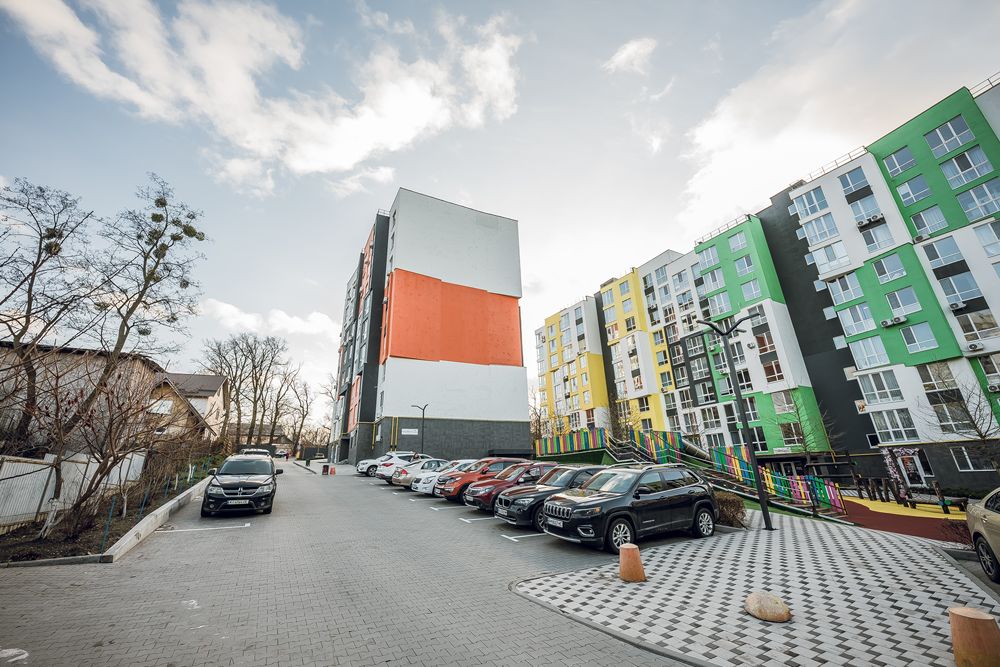 Простора квартира з гардеробом, газове опалення, середній поверх