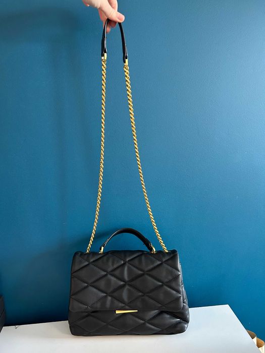 Pikowana torebka na łańcuch. Mango