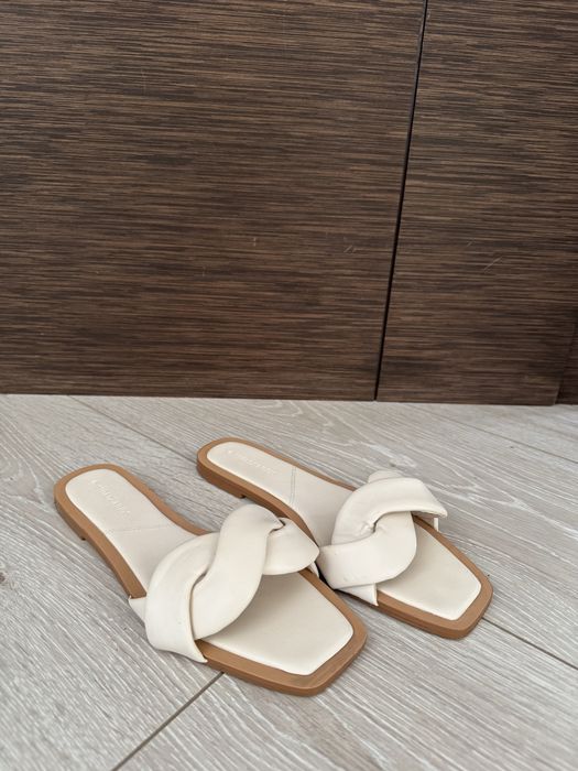 Шльопанці stradivarius