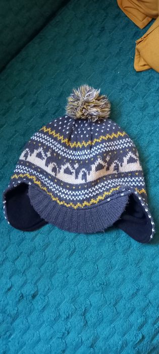 Czapka z daszkiem na uszy chłopięca