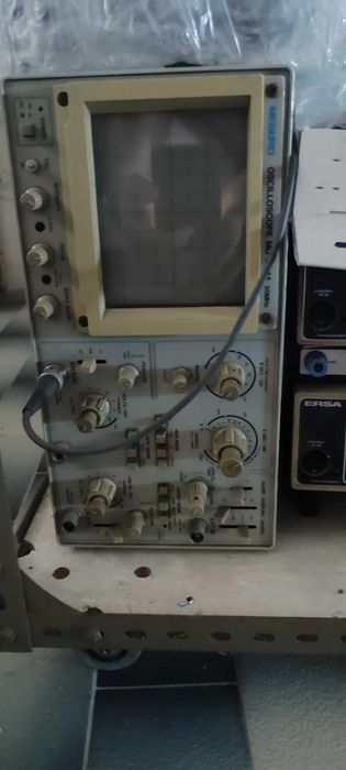 Aparelhos de  medida, osciloscópio, estação de soldar.