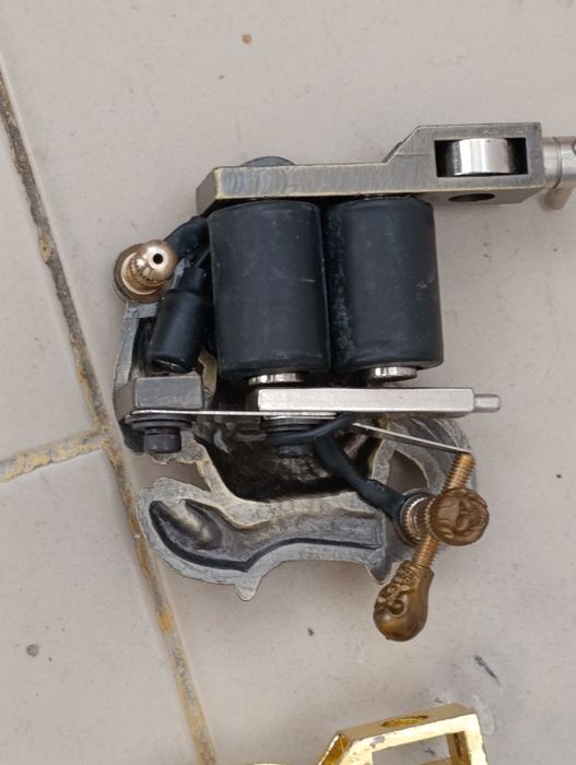 Duas máquinas de tatuagem