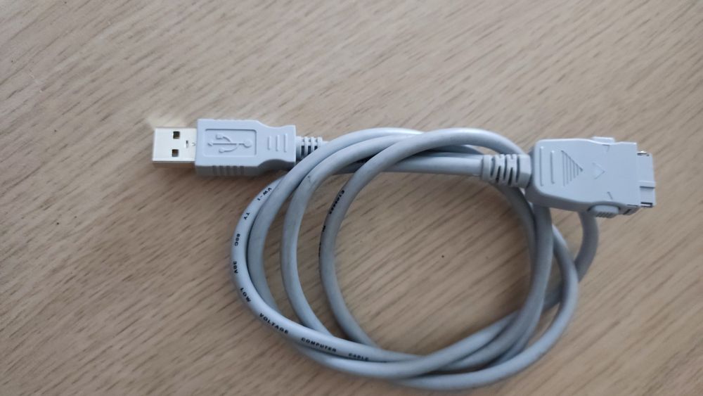 Cabos USB de dados Samsung/ Motorola/ Sharp - 3 euros cada