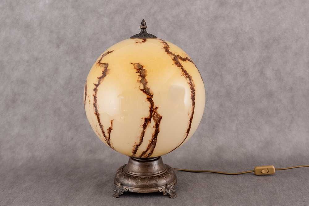 Stara lampa stołowa z marmoryzowanym kloszem - kula