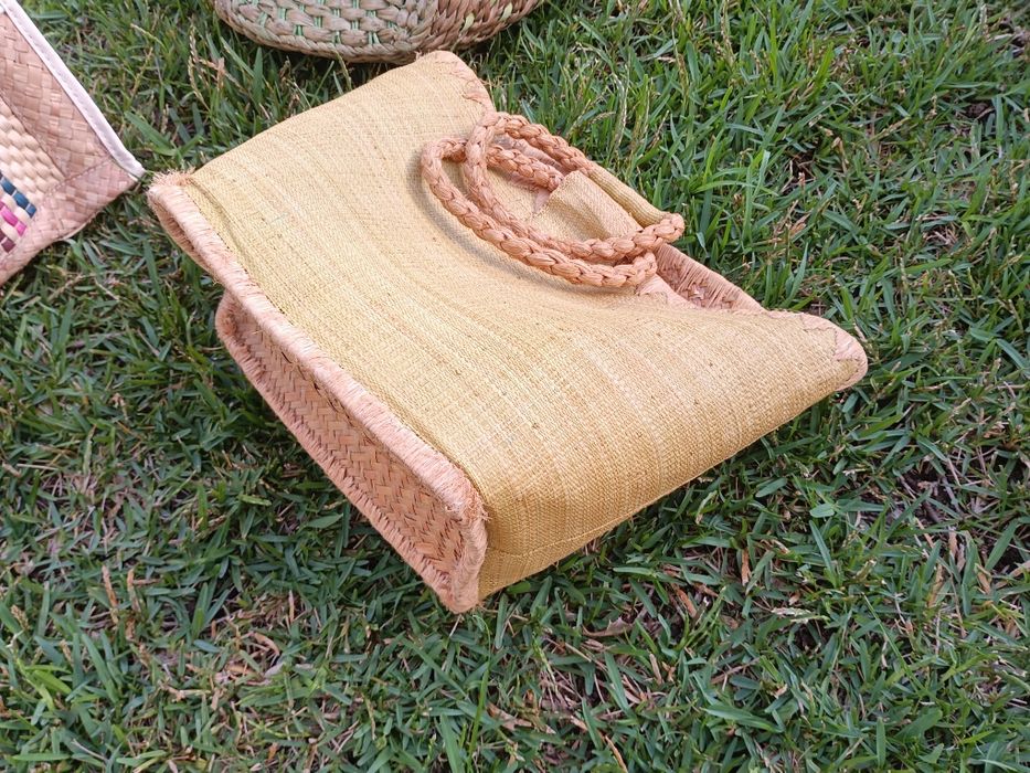 5€ unidade conjunto de 3 malas/bolsas artesanais de praia ou passeios de verão, fabricadas em fibras naturais trançadas (palha, verga/vime e ráfia).
