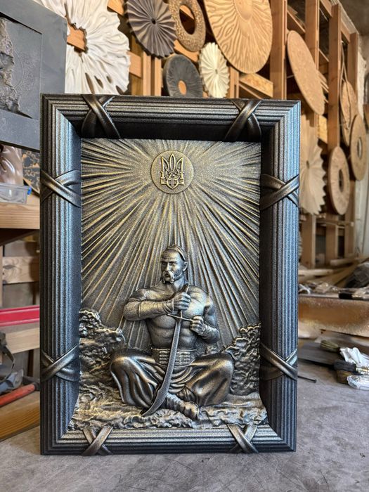 Авторська деревʼяна картина-панно «Сила гідності»