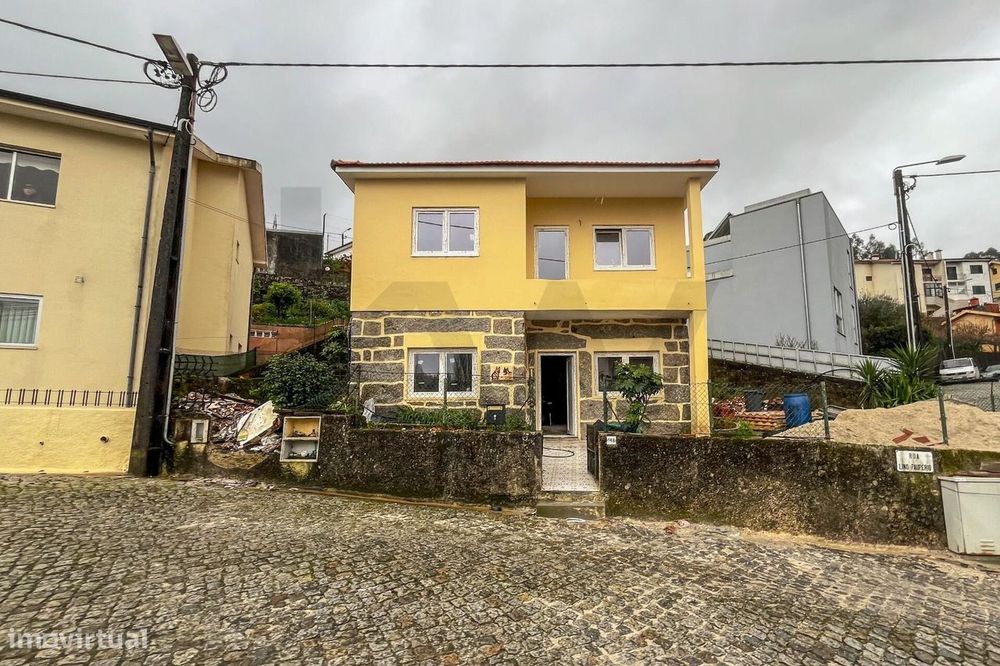 Andar Moradia T2 em renovação no centro de Valongo — Terraço enorme