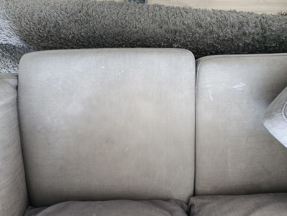 O sofá. Usada. Precisa de limpeza.