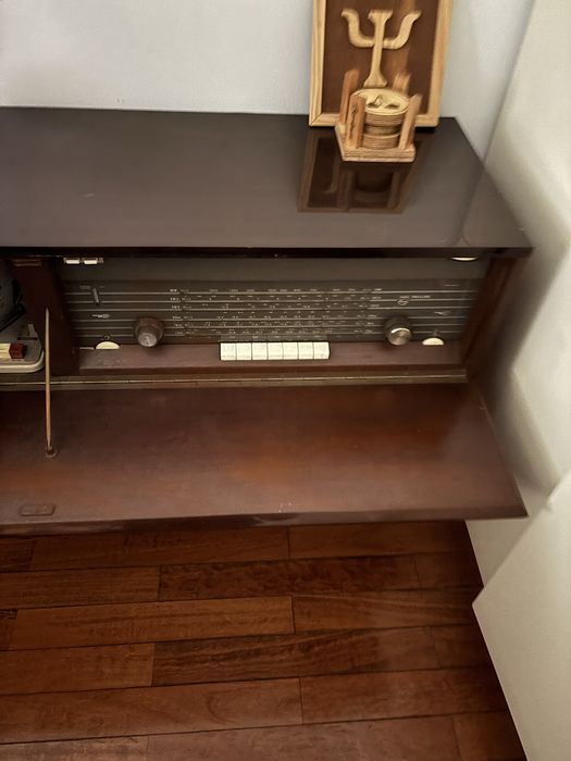 Móvel antigo mas otimo de decoração