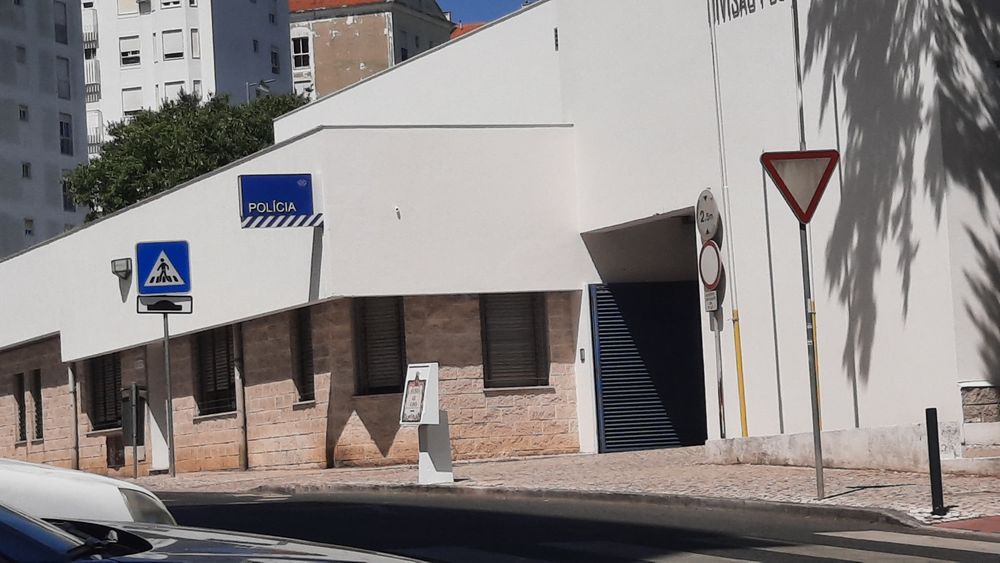 Garagem Box Fechada com Portão Automático e Eletricidade – Rio de Mouro