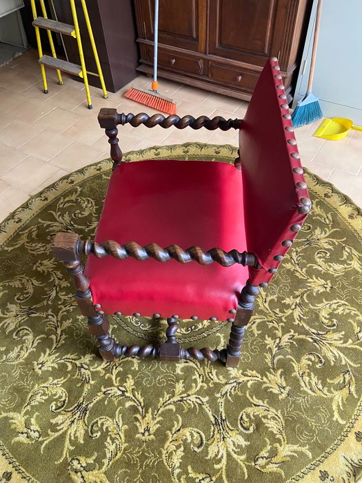 Dois cadeirões em pele de madeira torneada