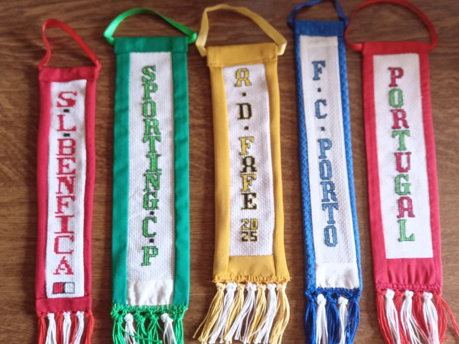 Cachecóis desportivos ou fitas de pendurar