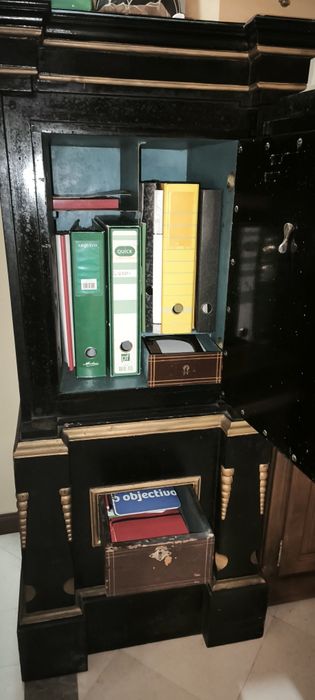 Cofre antigo em ferro