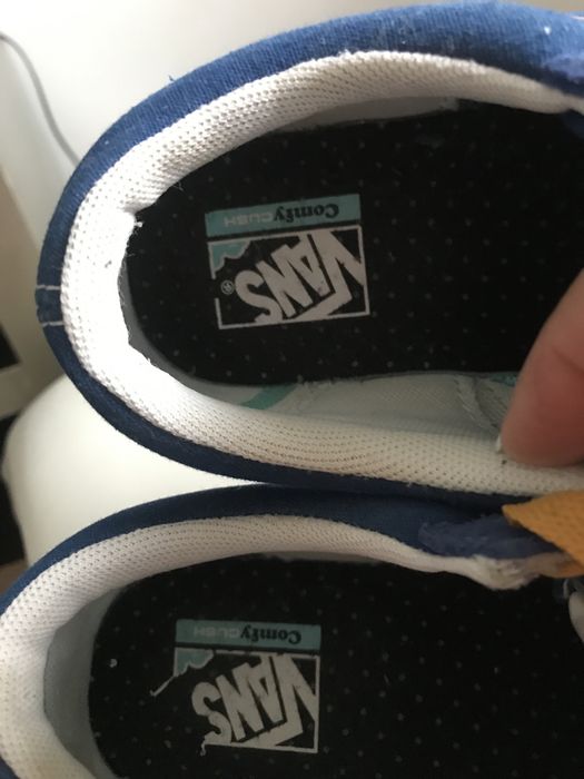 Vans azuis e laranja