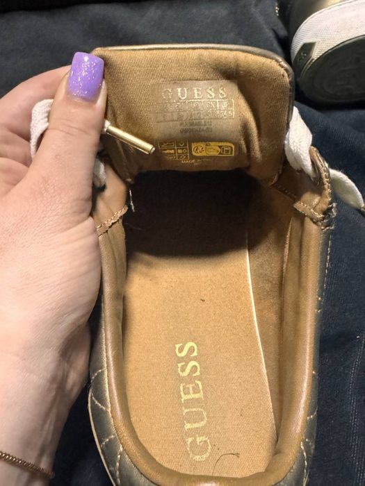 Оригінальні кросівки Guess