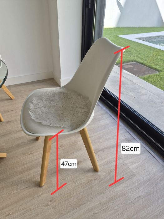 Vendo mesa de madeira com tampo de vidro + 4 cadeiras