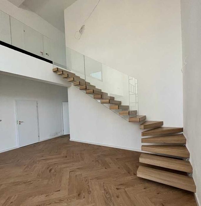 Schody półkowe wspornikowe wiszące Producent