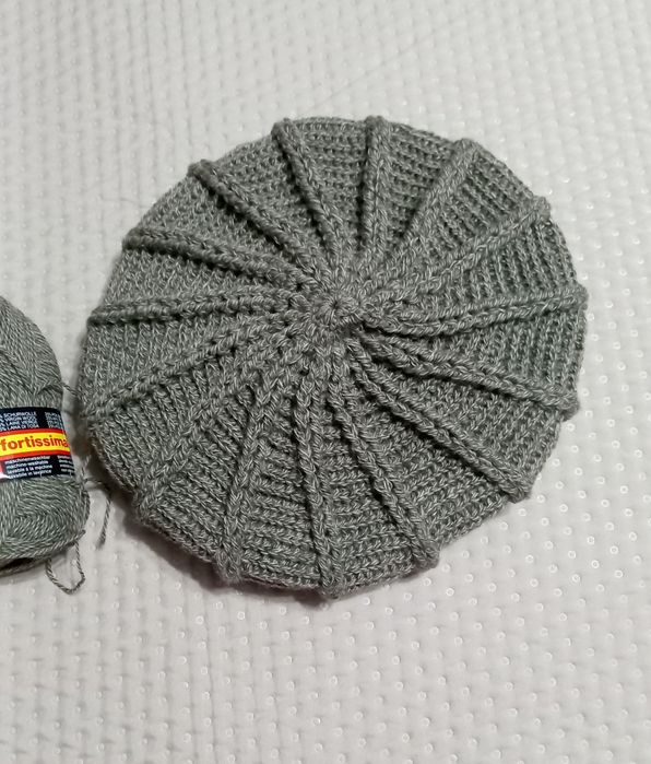 Beret damski z włóczki Handmade 1