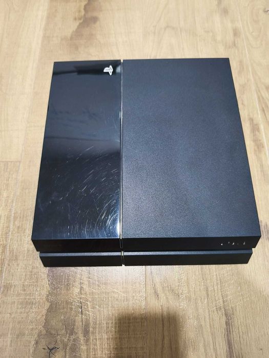 Ps4 usada com dois comandos e em ótimo estado com 500g