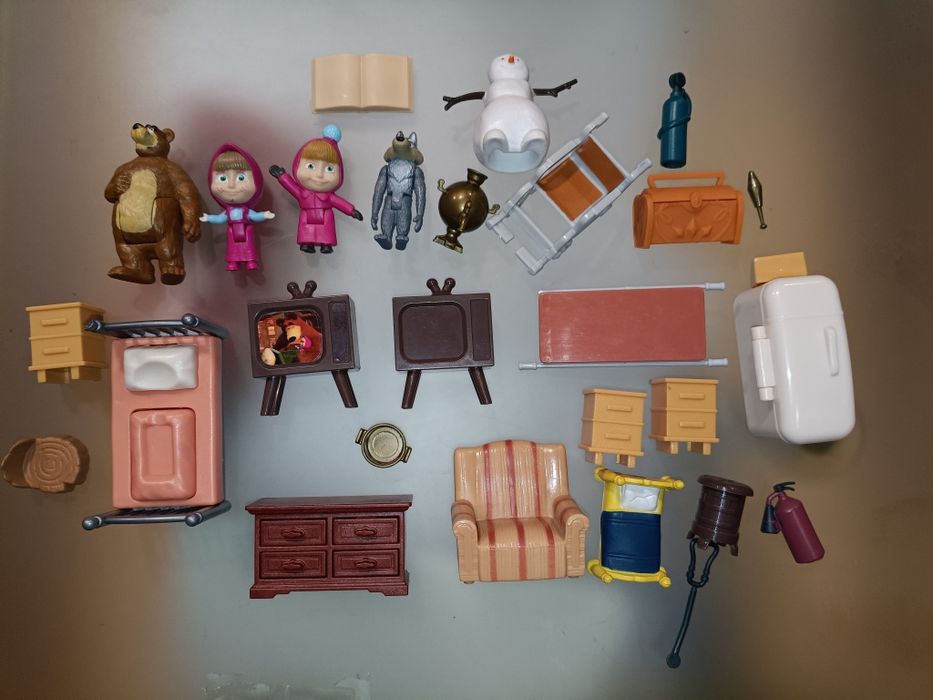 Duas Casas, figuras e Ambulância da Série da Masha