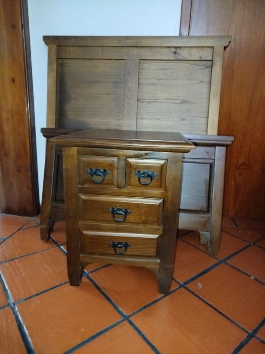 Cama de solteiro, mesinha de cabeceira e escrivaninha