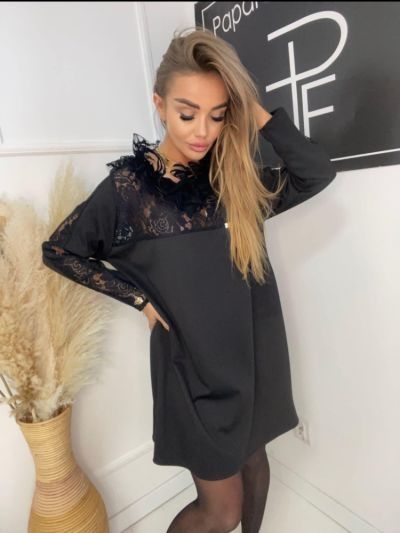 Sukienka z koronkowym kołnierzem PF