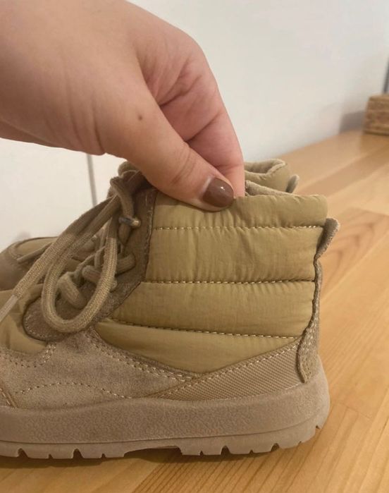 Botas zara menino/resistentes há água
