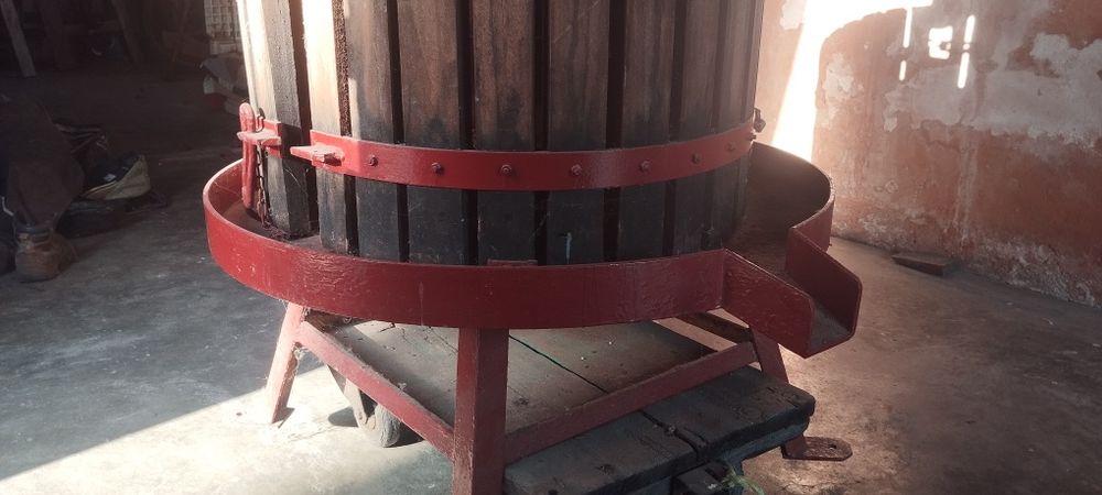 Prensa  de vinho nova  com duas bases laterais, uma grande e outra mais pequena. Para diversos kilos