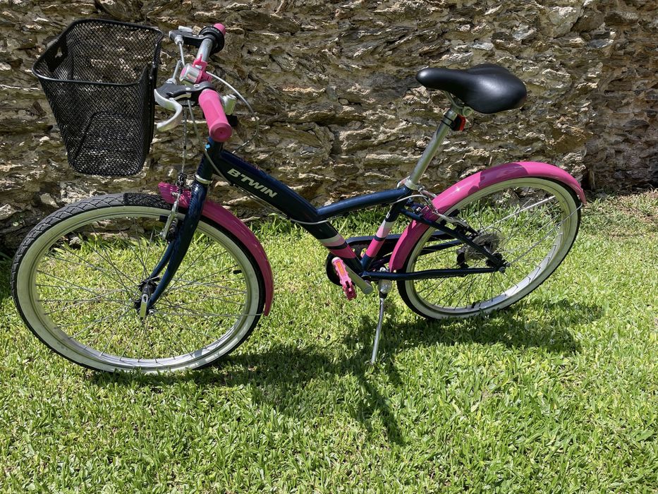 Bicicleta B’TWIN juvenil com cesto, mudanças e guarda-lamas