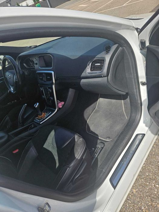 Volvo V40 R design 2018 ( Todas assistencias  na marca)