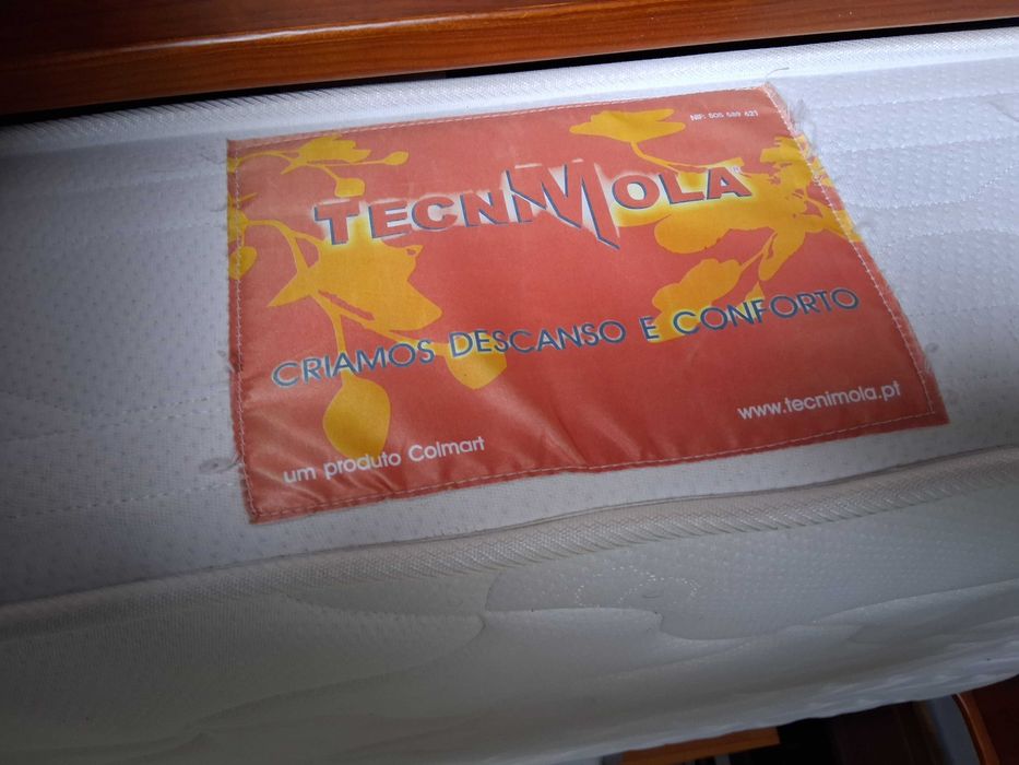 Cama de casal pinho maciço cor de mel com colchão e estrado incluídos