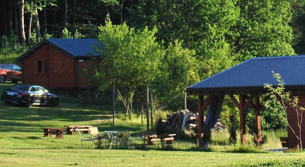 Domki letniskowe nad jeziorem w Poroście