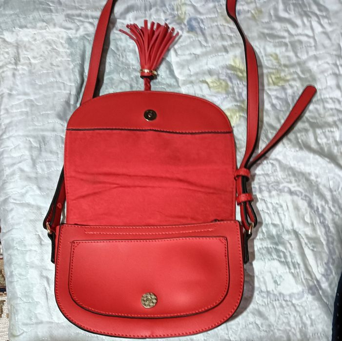 Mala vermelha a tiracol