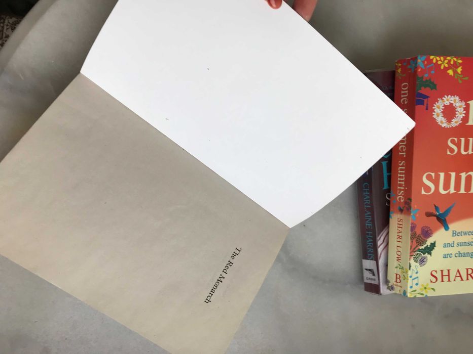 Книга англійською мовою "the red monarch" - bella ellis